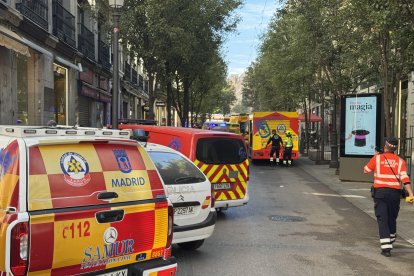 Los guías caninos de la Policía Nacional y drones de la Policía Municipal trabajan para encontrar posibles personas atrapadas por el derrumbe del forjado de un edificio en la calle Hileras de Madrid. EFE/Nahia Peciña.