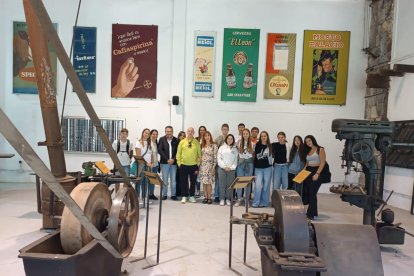 Los alumnos eslovenos en el museo del ferroviario.