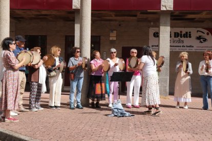 Alumnos de pandereta actuando el día del filandón social celebrado en Riaño.