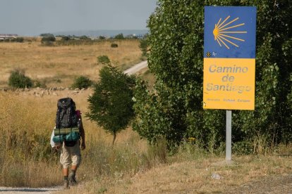 Un peregrino recorre el Camino de Santiago a su paso por León, una de las etapas más emblemáticas de la ruta jacobea.