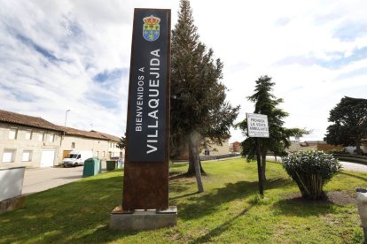 Arriba, vista de la entrada a Villaquejida. Sobre estas líneas, recreaciones de los que será la residencia para mayores del municipio.