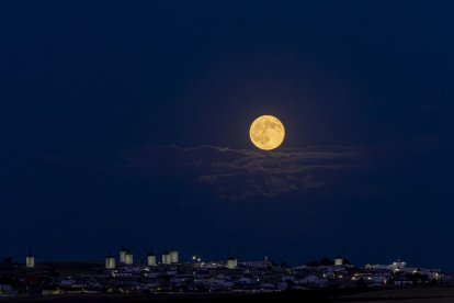 La priemra luna llena de octubre, sobre Campo de Criptana en Ciudad Real.