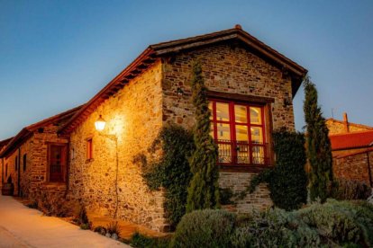 La casa rural Via Avis, en el pequeño pueblo leonés de Santa Catalina de Somoza, ha sido reconocida por Booking como una de las más acogedoras de España.