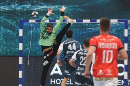 El Abanca Ademar León se impuso al Cangas en el debut liguero y sacó un punto de oro en su visita al Bidasoa.