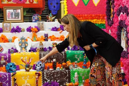 Nuria Alonso muestra el Altar de Muertos instalado en el museo.