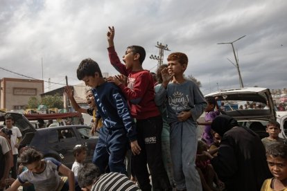 Celebración de un grupo de niños gazatíes.  Celebración de los familiares de los rehenes.