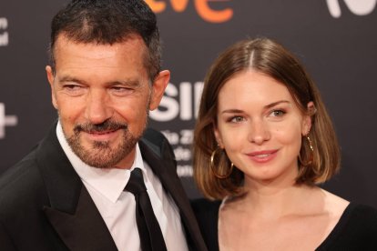 Antonio Banderas y su hija Stella del Carmen, quien se casará en 2025 en Abadía Retuerta LeDomaine, en una imagen reciente en un festival de cine.