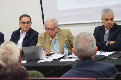 El consejero Santonja, en el centro, y el alcalde de Carucedo, a la izquierda.