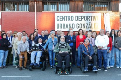 Familiares y concejales arroparon a Urbano González, que da nombre al centro de ocio.