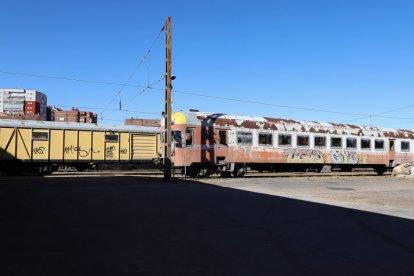 El Obispo, emblema ferroviario en el exterior de los talleres de La Sal, ayer tarde.