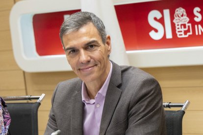 Fotografía de archivo de la lÍder opositora, María Corina Machado saludando a simpatizantes durante un evento en Valencia.