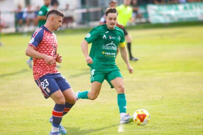 El Atlético Astorga, en la foto Albertín, tratará de sumar los tres puntos en Burgos.