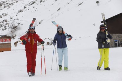 Esquiadores en la estación de San Isidro.