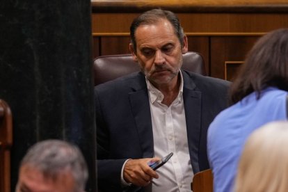 El diputado José Luis Ábalos en su escaño del Congreso.