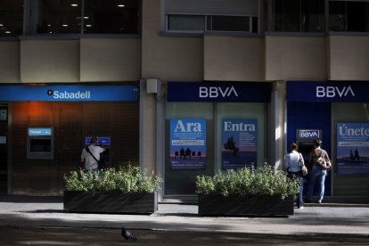 Dos oficinas bancarias del Sabadell y el BBVA.