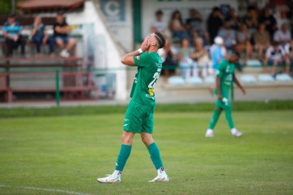 Mario se lamenta de una acción del Atlético Astorga. El delantero no estuvo acertado.