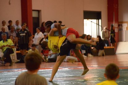 Rebeca Martínez y Luzma Carcedo en la final del corro de Boñar en la categoría de medios.