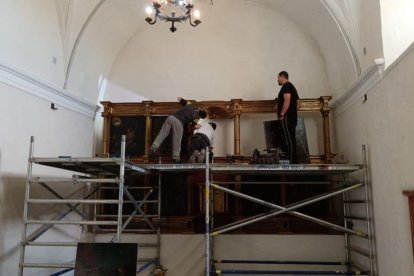 Trabajos de recuperación del retablo.