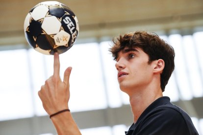 Fotografía de Enric Fontcuberta, en la que puede verse en una imagen de archivo del 24 de junio de 2023 al balonmanista Pablo Urdangarín. EFE.