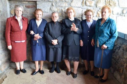 De izquierda a derecha, Marucha, Isolina, Enedina, Cilinia, Chari y Ángeles