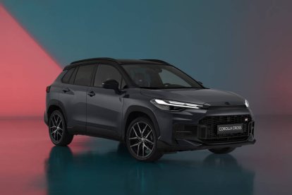 Toyota lanza un órdago al segmento SUV compacto con el actualizado Corolla Cross: parrilla frontal rediseñada, nuevas ópticas y paragolpes, a la vez que propone un interior más confortable y moderno.