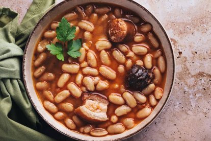 Un clásico de la cocina tradicional: alubias con compango. Jesús Calleja propone un truco digestivo inesperado para disfrutar este plato sin consecuencias.