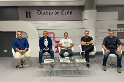 Óscar Díez, Juan Simón, Ángel Fraguas, José Antonio Pérez y Raúl Castro en la tertulia.