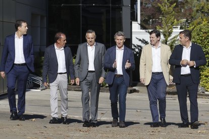 El presidente del Partido Popular, Alberto Núñez Feijóo (3d), y el presidente de la Junta de Castilla y León y del PP de CyL, Alfonso Fernández Mañueco (2d), a su llegada a la fábrica de Cartonajes Izquierdo (INSOCA) para un acto con autónomos en Soria.
