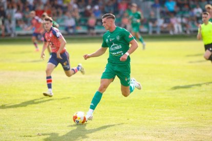 Mario no pudo acertar ante el área del Rayo Cantabria a pesar de contar con ocasiones.