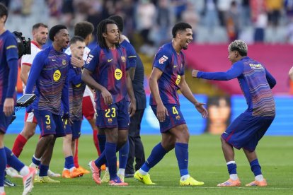 Araujo celebra con Lamine su gol al Girona.