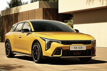 Atrevida estética y profusión de adopciones tecnológicas. Kia lanza un órdago con el K4, rompiendo la línea que venía separando los segmentos C y D.