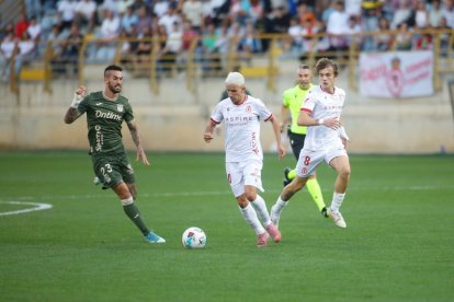 Yayo González, a la derecha, participó 14 minutos ante el Leganés.