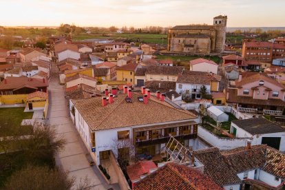 El Eco Hotel Doña Mayor se integra en el corazón de Frómista, a solo 1 h 20 min de León, rodeado de patrimonio y tranquilidad rural.