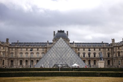 El Louvre vacío y cerrado tras el robo.