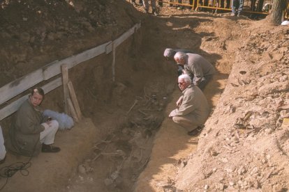 Imagen de la exhumación en la fosa de Priaranza.