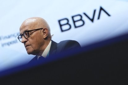 Oliu, presidente del Sabadell, ante el logo del BBVA en el foro World in Progress.
