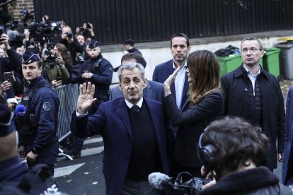 Sarkozy, acompañado de su esposa Carla Brun, antes de entrar en prisión.