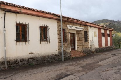 Edificio de la antigua escuela taller de Cistierna en el barrio de Santa Bárbara.