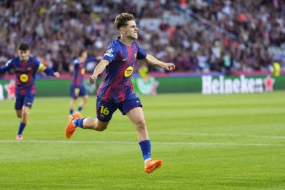 Fermín celebra uno de sus tres goles que anotó en la goleada del Barça frente al Olympiacos.