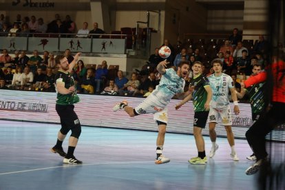 El Abanca Ademar plantó cara al Nexe al que pudo ganar aunque al final cerraba el partido frente a los croatas con empate.