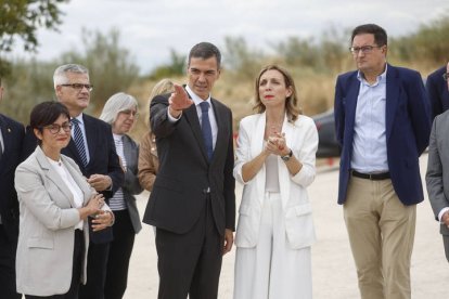 Imagen de archivo del presidente del Gobierno, Pedro Sánchez (c) junto a la alcaldesa de Alcorcón, Candelaria Testa, y los ministros de Vivienda y Agenda Urbana, Isabel Rodrígueza (i) y para la Transformación Digital y de la Función Pública, Óscar López