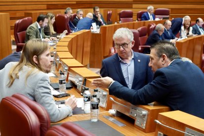 Pablo Fernández (Podemos), Luis Mariano Santos (UPL) y Ángel Ceña conversan en el Pleno de las Cortes, ayer