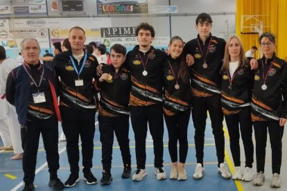 Manuel Ortega (izquierda) con los competidores del Okinawa.