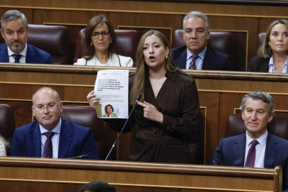 La portavoz del PP, Ester Muñoz, interviene durante la sesión de control al Ejecutivo.
