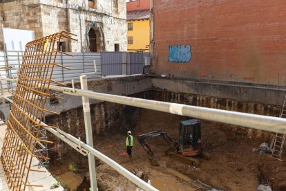 Las obras de la nueva casa del cura del Mercado en León obligaron a cortar esta semana un día la calle Herreros.