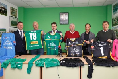 Momento de la presentación de las nuevas equipaciones del Atlético Astorga.