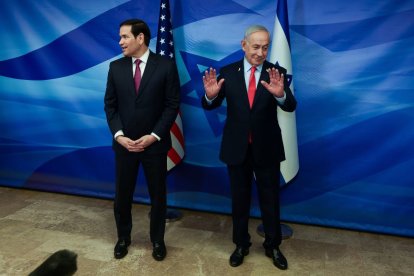 Benjamin Netanyahu conversa con Marco Rubio.