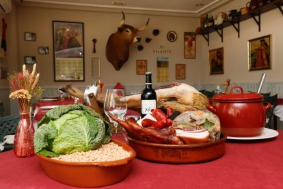 El restaurante El Palacete, de la mano de David Martínez, gerente y jefe de cocina, se ha convertido por méritos propios en un referente de la buena y sabrosa cocina. Tradición, calidad y estilo propio son sus credenciales.