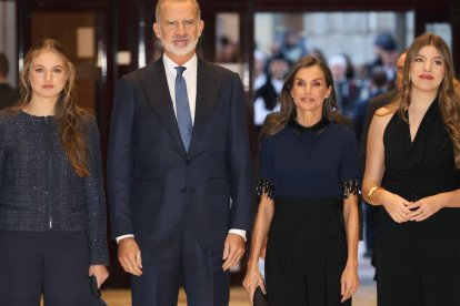 Un estilismo coordinado en tonos oscuros, brillo contenido y melena suelta que transmite elegancia, cohesión y modernidad institucional.