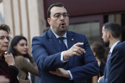 El presidente del Principado de Asturias, Adrián Barbón, en la entrada del Hotel de la Reconquista este jueves en Oviedo.